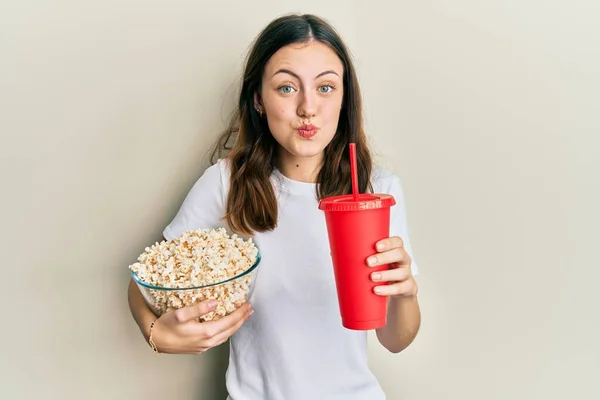 Ung Brunett Kvinna Äter Popcorn Och Dricka Läsk Puffande Kinder — Stockfoto