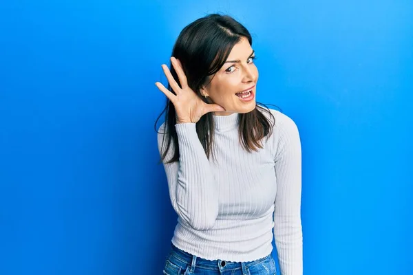 Young Hispanic Woman Wearing Casual Clothes Smiling Hand Ear Listening — Stock Photo, Image