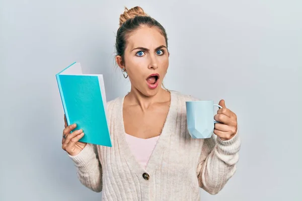 Hermosa Mujer Caucásica Con Pelo Rubio Leyendo Libro Bebiendo Una — Foto de Stock