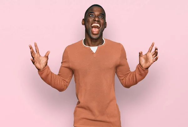 Νεαρός Αφροαμερικάνος Που Φοράει Καθημερινά Ρούχα Τρελός Και Τρελός Φωνάζοντας — Φωτογραφία Αρχείου