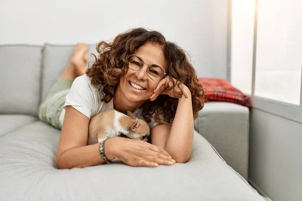 Mujer Hispana Mediana Edad Sonriendo Confiada Sosteniendo Chihuahua Casa — Foto de Stock