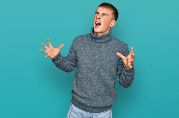 Fiatal Szőke Férfi Alkalmi Ruhában Őrült Őrült Kiabálás Kiabálás Agresszív — Stock Fotó