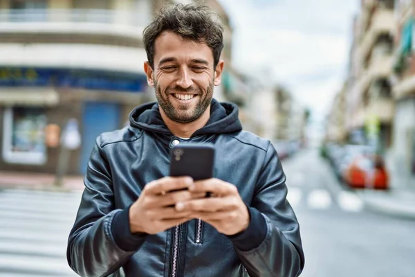 Yakışıklı Sakallı Dışarıda Mutlu Gülümseyen Akıllı Telefon Kullanan Adam — Stok fotoğraf