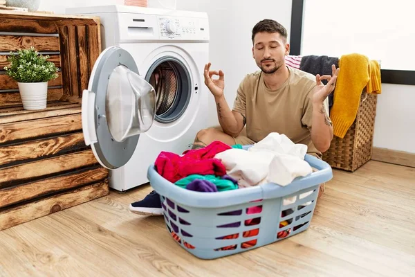 Jonge Knappe Man Zet Vuile Wasmachine Ontspannen Glimlachen Met Ogen — Stockfoto