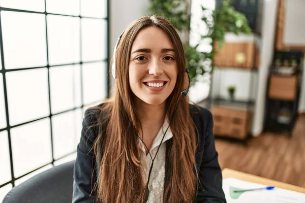 Jonge Spaanse Vrouw Call Center Agent Glimlachend Zelfverzekerd Werken Kantoor — Stockfoto
