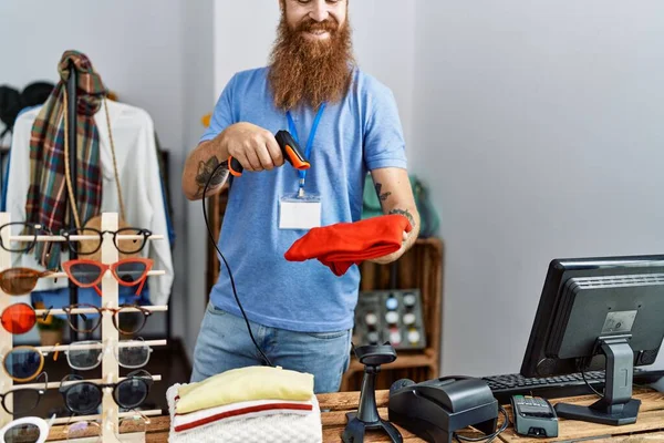 Jovem Irlandês Lojista Homem Sorrindo Feliz Trabalhando Loja Roupas — Fotografia de Stock