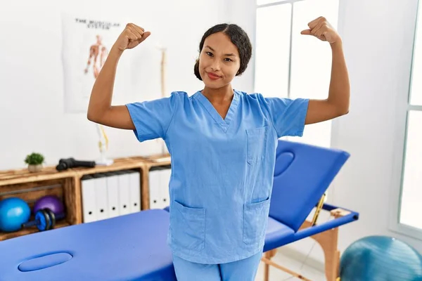 Mooie Latijns Amerikaanse Fysiotherapeut Vrouw Bij Pijn Herstel Kliniek Tonen — Stockfoto
