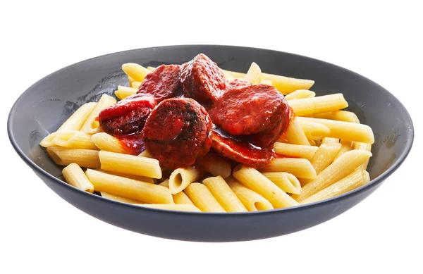 Placa Con Macarrones Italianos Con Pepperoni Salsa Tomate Aislados Sobre — Foto de Stock