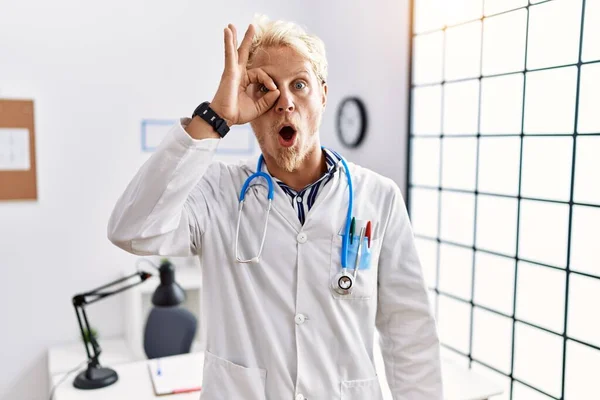 Young Blond Man Wearing Doctor Uniform Stethoscope Clinic Doing Gesture — 图库照片