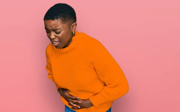 Mujer Afroamericana Joven Que Usa Ropa Casual Con Mano Estómago — Foto de Stock