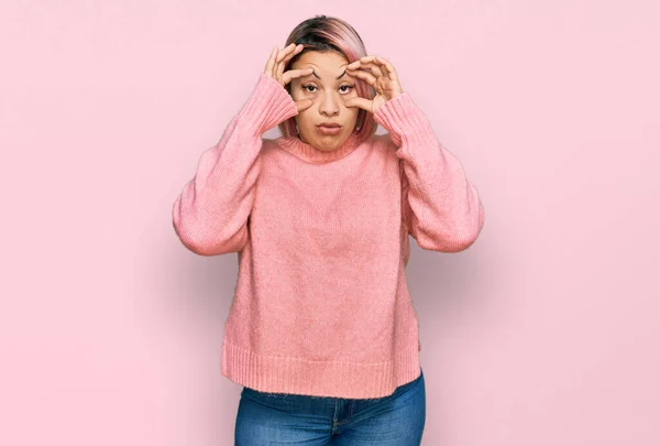Hispanic Woman Pink Hair Wearing Casual Winter Sweater Trying Open — Stock Photo, Image
