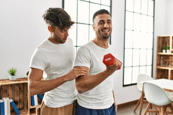 Dos Hombres Hispanos Pareja Sonriendo Confiado Entrenamiento Usando Dumbbell Casa — Foto de Stock