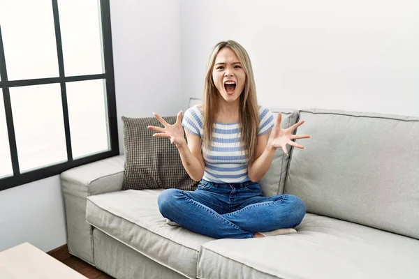 Mujer Joven Asiática Sentada Sofá Casa Loca Loca Gritando Gritando — Foto de Stock