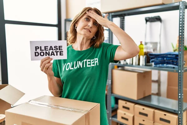 Middle Age Woman Wearing Volunteer Shirt Holding Please Donate Banner — Stock Photo, Image