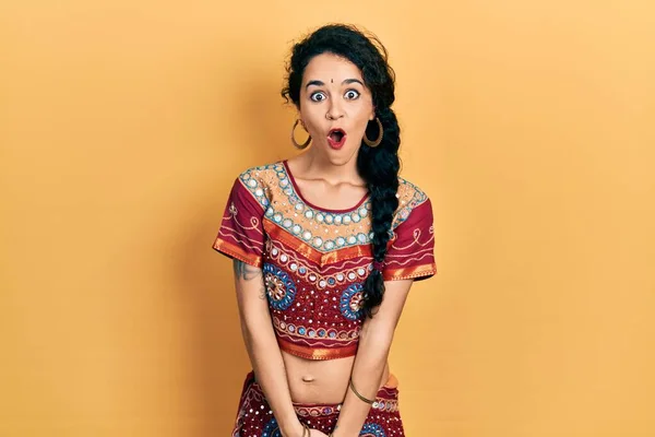 Fiatal Visel Bindi Bollywood Ruházat Fél Megdöbbent Meglepetés Kifejezés Félelem — Stock Fotó