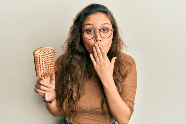 Ung Latinamerikansk Flicka Håller Hår Kam Täcker Munnen Med Handen — Stockfoto
