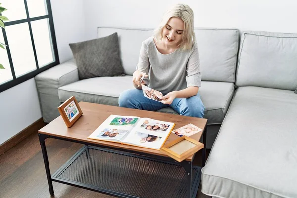 Jeune Femme Caucasienne Souriant Décor Confiant Avec Cadre Maison — Photo