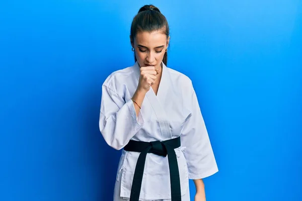 Bella Bruna Giovane Donna Che Indossa Uniforme Combattente Karate Con — Foto Stock