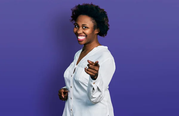 African American Woman Afro Hair Wearing Casual White Shirt Pointing — Stock Photo, Image