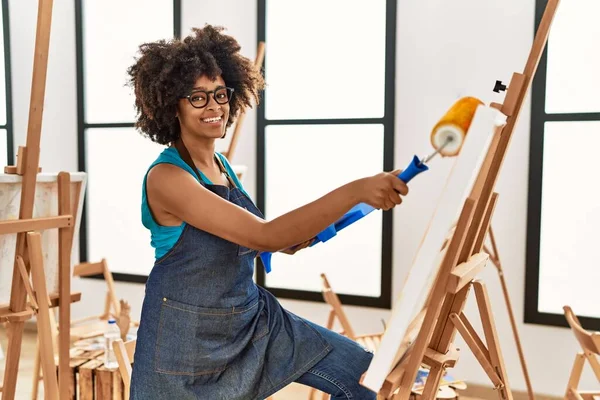 Молодая Африканская Американка Улыбается Уверенно Рисуя Используя Роллер Художественной Студии — стоковое фото