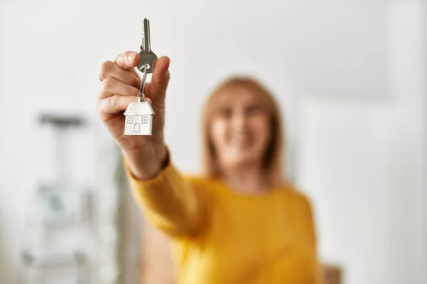 Mujer Rubia Mediana Edad Sonriendo Feliz Sosteniendo Llave Nuevo Hogar —  Fotos de Stock