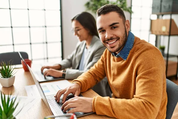 Dos Trabajadores Negocios Sonriendo Felices Trabajando Sentados Escritorio Oficina —  Fotos de Stock