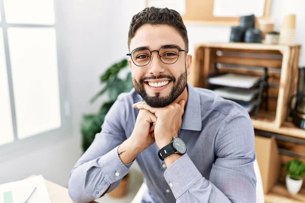 若いアラブ人男笑顔自信を持って仕事でオフィス — ストック写真