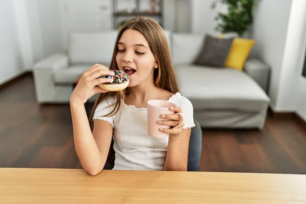 Schattig Meisje Ontbijten Zitten Tafel Thuis — Stockfoto