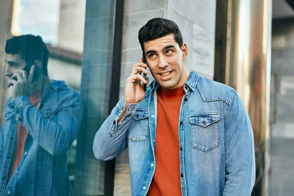 Mladý Hispánec Šťastně Usmívá Mluví Telefonu Městě — Stock fotografie