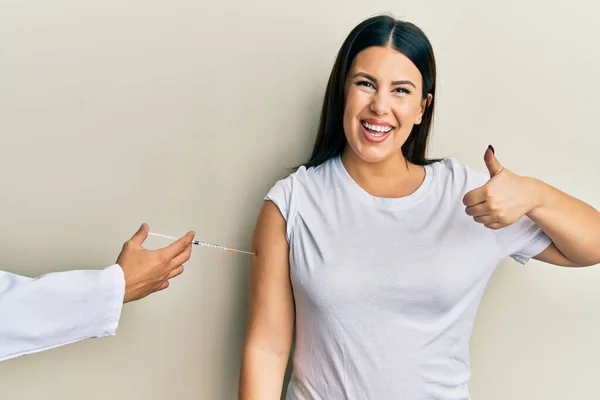 Beautiful Brunette Woman Getting Vaccine Smiling Happy Positive Thumb Doing — Foto Stock