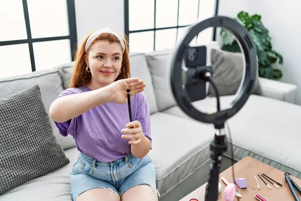 Giovane Donna Rossa Che Tutorial Trucco Utilizzando Smartphone Casa — Foto Stock