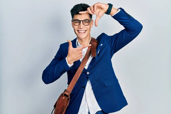 幸せな顔で手や指でフレームを作る笑顔ビジネス服を着て若いヒスパニック系の男 創造性と写真の概念 — ストック写真