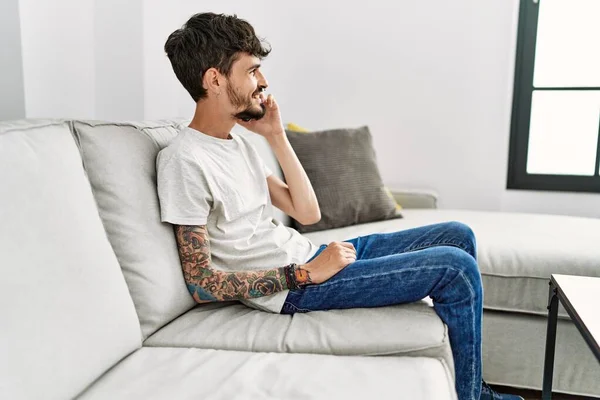 Junger Hispanischer Mann Sitzt Mit Smartphone Hause Auf Dem Sofa — Stockfoto