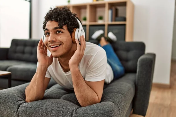 Jeune Homme Hispanique Écoutant Musique Allongée Sur Canapé Maison — Photo