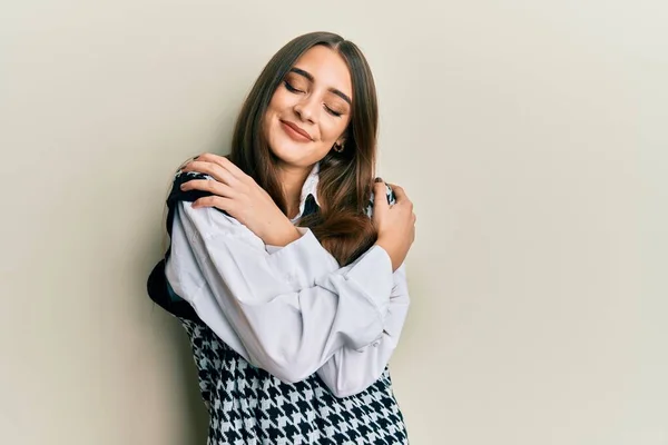 Mooie Brunette Jonge Vrouw Dragen Casual Kleding Knuffelen Zichzelf Gelukkig — Stockfoto