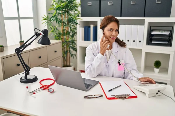 Young Latin Woman Wearing Doctor Uniform Talking Telephone Clinic — Stock Photo, Image