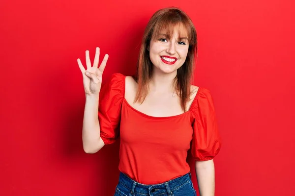 Kırmızı Tişörtlü Kızıl Saçlı Genç Kadın Dört Numarayı Gösterip Işaret — Stok fotoğraf