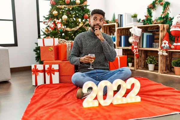 Молодий Іспаномовний Чоловік Бородою Сидить Різдвяній Ялинці Святкує 2022 Рік — стокове фото