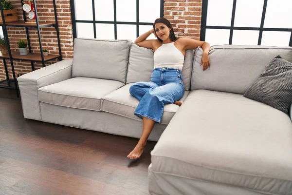 Young Hispanic Woman Smiling Confident Sitting Sofa Home — Stock Photo, Image