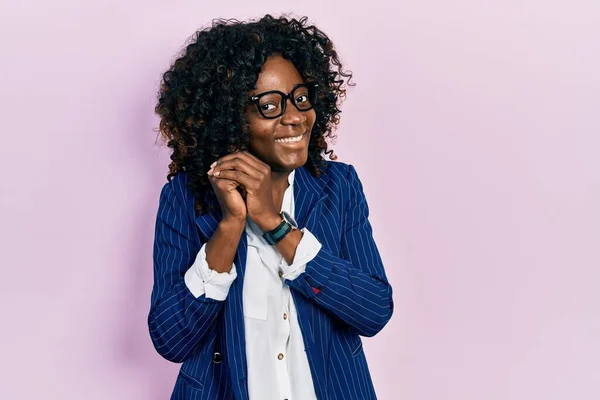 Νεαρή Αφροαμερικανή Γυναίκα Που Φοράει Επαγγελματικά Ρούχα Και Γυαλιά Γελώντας — Φωτογραφία Αρχείου