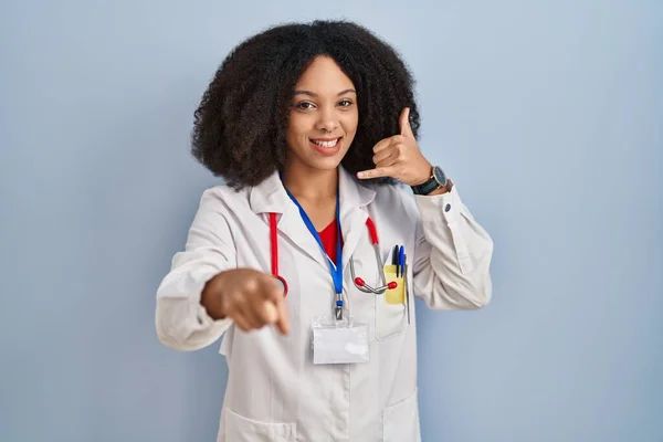 Eine Junge Afrikanisch Amerikanische Frau Arztuniform Und Stethoskop Lächelt Und — Stockfoto