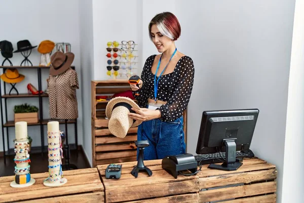 Mladý Kavkazský Obchodník Žena Usměvavý Šťastný Práce Obchodě Oblečením — Stock fotografie