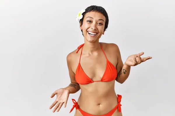 Young Hispanic Woman Short Hair Wearing Bikini Smiling Cheerful Open — Stock Photo, Image