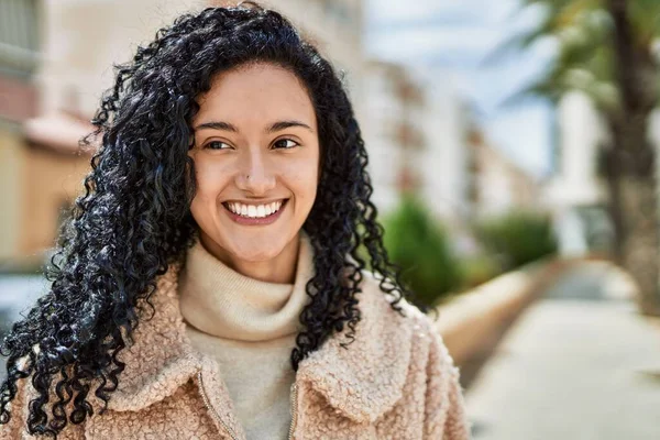 Joven Mujer Hispana Sonriendo Confiada Calle —  Fotos de Stock