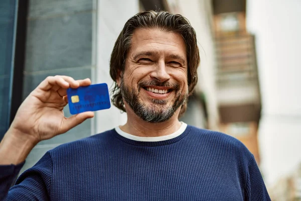 Mężczyzna Średnim Wieku Kartą Kredytową Mieście — Zdjęcie stockowe