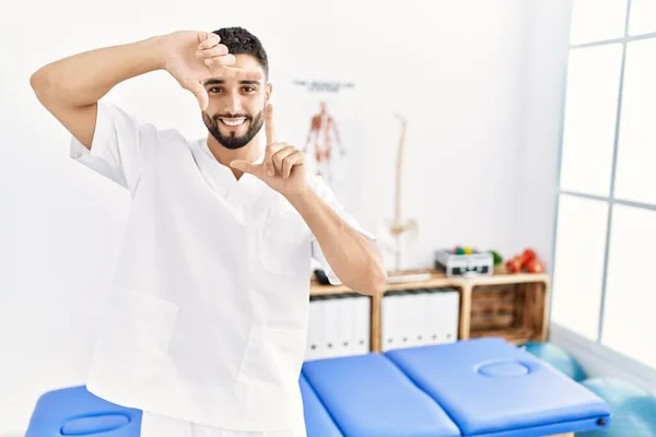 Young Handsome Man Beard Working Pain Recovery Clinic Smiling Making — Stockfoto