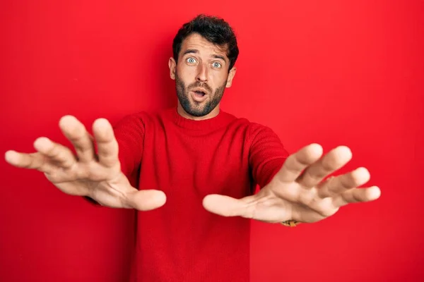 Przystojny Mężczyzna Brodą Czerwonym Swetrze Zatrzymuje Gest Dłońmi Gniewnym Frustrującym — Zdjęcie stockowe