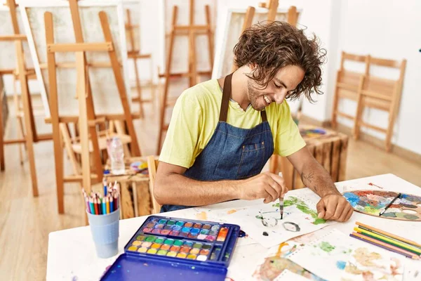 Jovem Artista Hispânico Homem Sorrindo Desenho Feliz Estúdio Arte — Fotografia de Stock