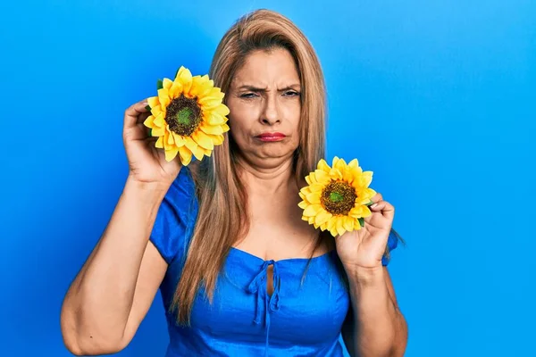 Eine Hispanische Frau Mittleren Alters Die Gelbe Sonnenblumen Der Hand — Stockfoto