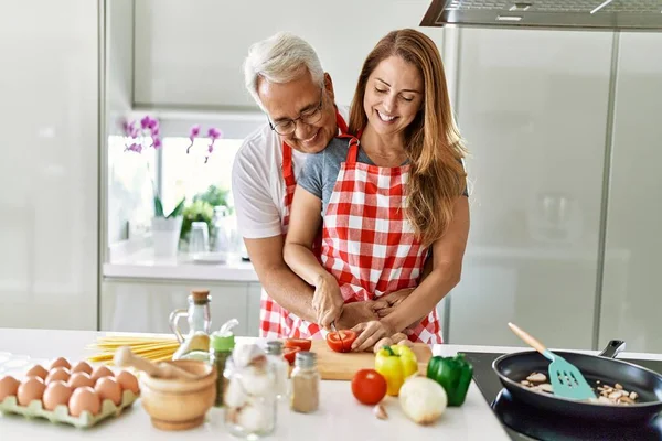 Mediana Edad Pareja Hispana Sonriendo Feliz Abrazando Cocina Cocina —  Fotos de Stock